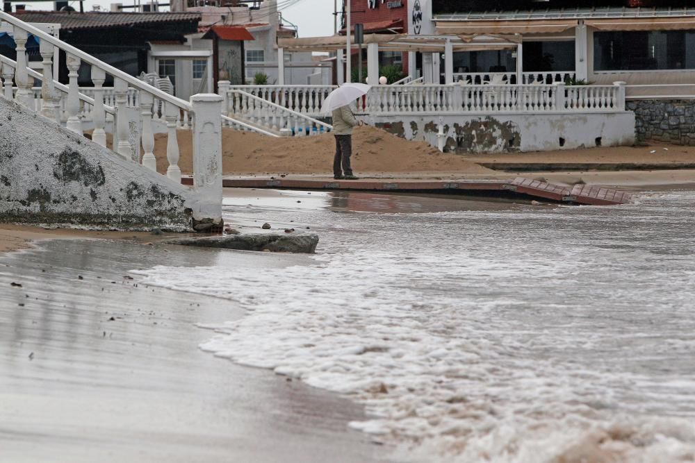 Inundaciones en Torrevieja. Avenidas y casas anegadas. Cien litros por metro cuadrado. Más de 30 intervenciones de Bomberos