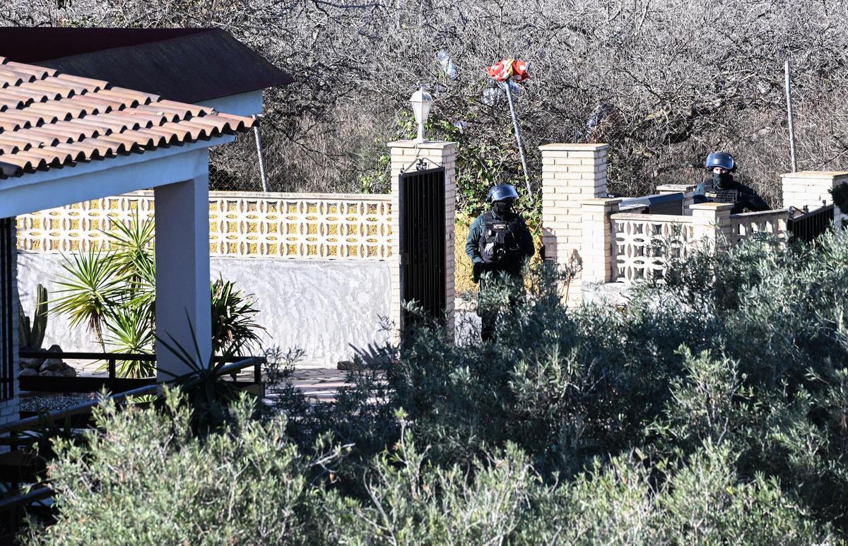 Un doble crimen mantiene acordonada una urbanización de Elche con un implicado atrincherado