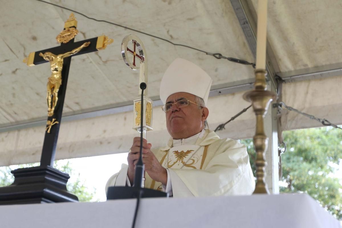 Los cordobeses acuden a los cementerios en la festividad de Todos los Santos