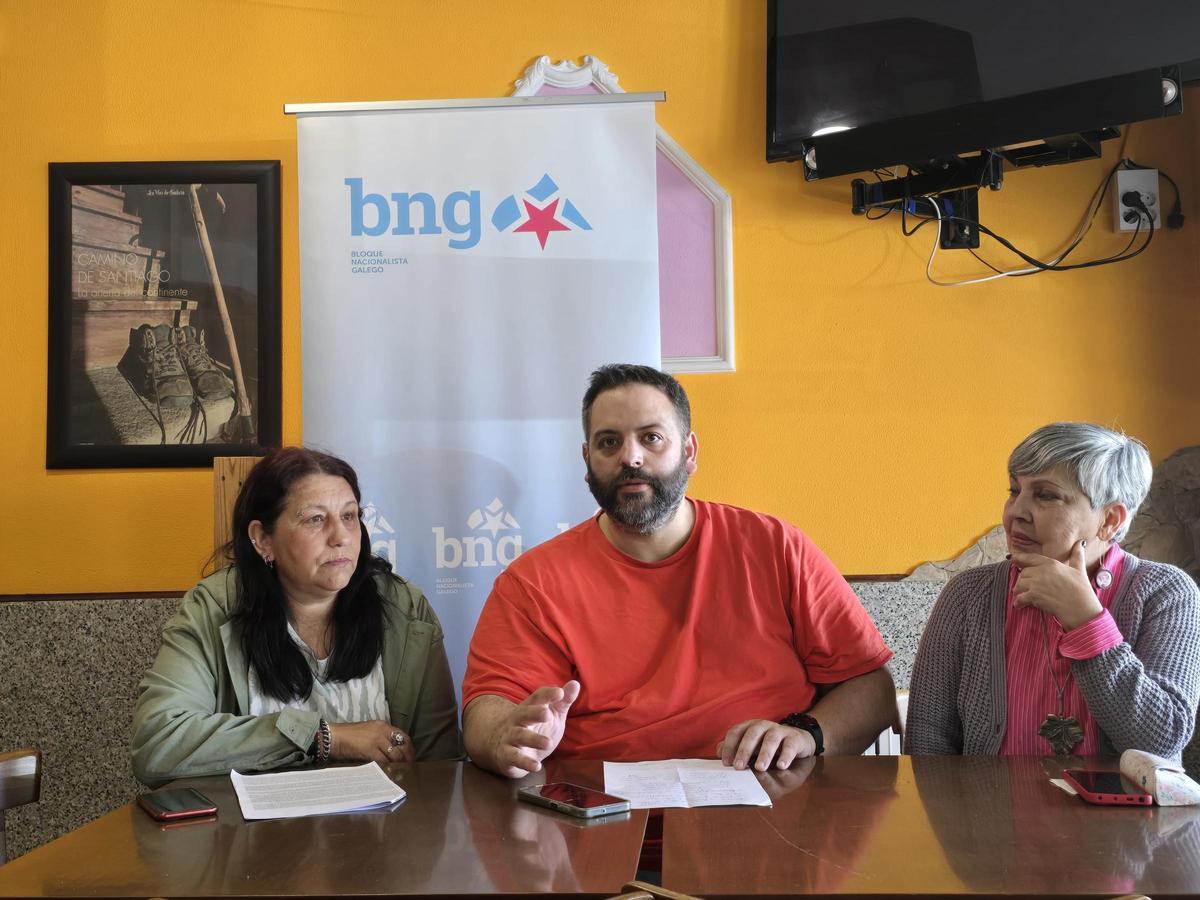 Los tres concejales del BNG de Cambre, en rueda de prensa este miércoles.