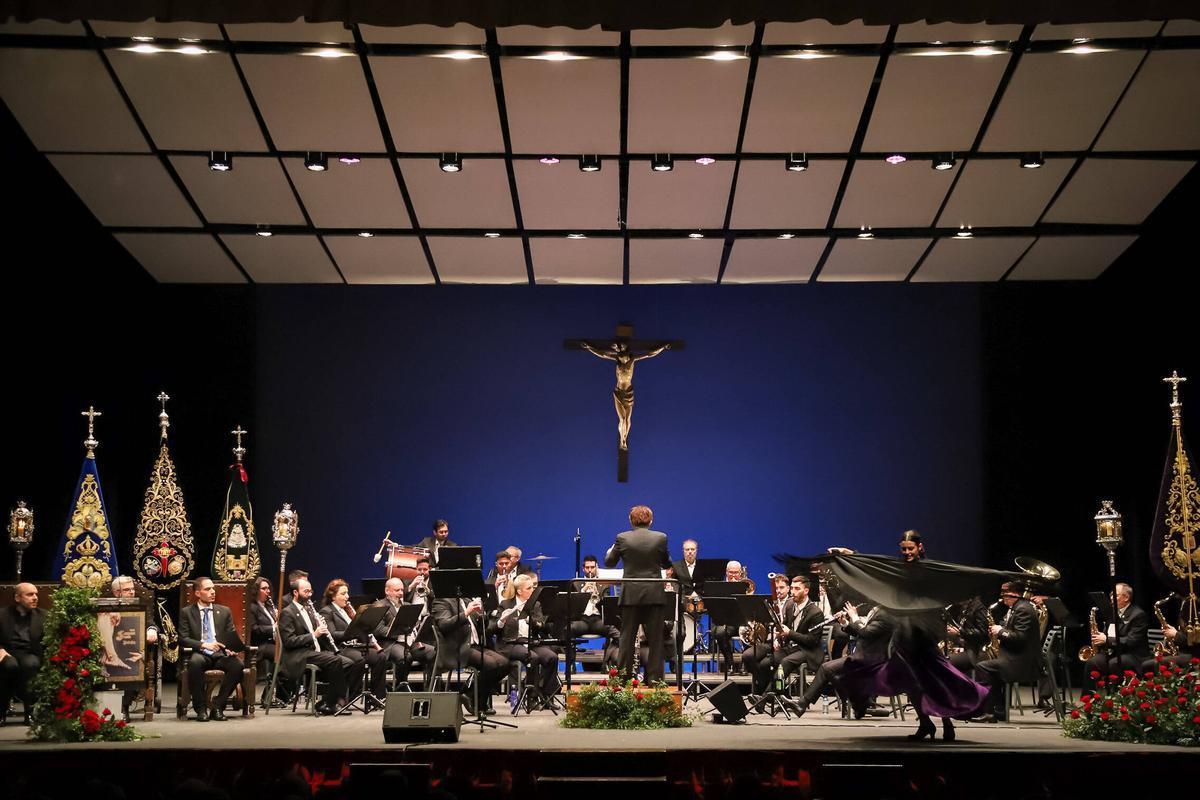 Triana baila el 'Bolero cofrade', acompañada por la Banda Municipal de Música de Badajoz.