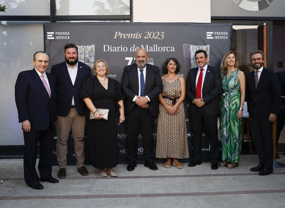 Javier Moll, presidente de Prensa Ibérica; Jaume Llompart, alcalde de Marratxí; Xisca Lascolas, alcaldesa de Llucmajor; Jaime Martínez, alcalde de Palma; Marisa Goñi, directora de Diario de Mallorca; Juan Antonio Amengual, alcalde de Calvià; Isabel Bonet, del ayuntamiento de Calvià y Aitor Moll, consejero delegado de Prensa Ibérica.