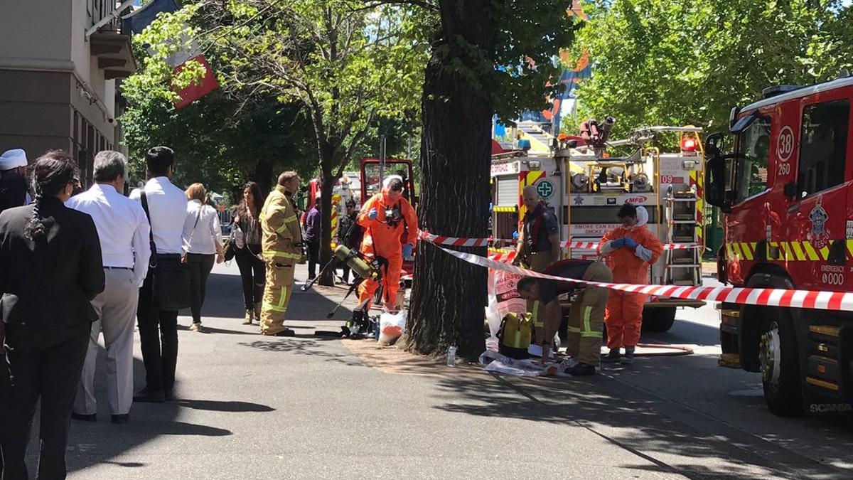 Los bomberos de Melbourne trabajan en los consulados de India y Francia tras encontrar paquetes sospechosos.