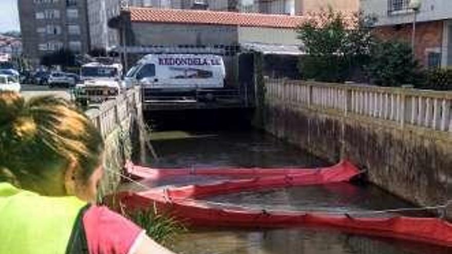 Las barreras en el río. // A. Amoedo