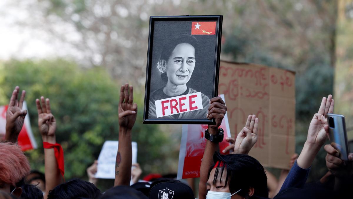 Ciudadanos piden la liberación de Aung San Suu Kyi.