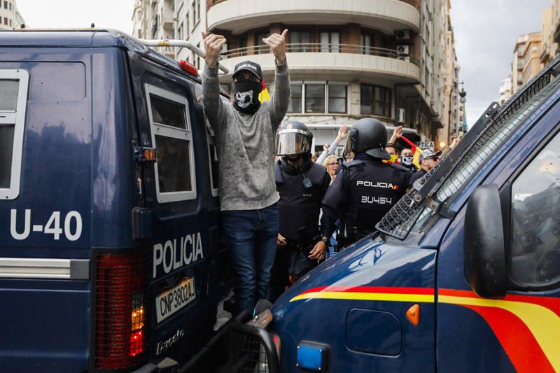 9 d'Octubre: Tensión en las manifestaciones en el centro de València