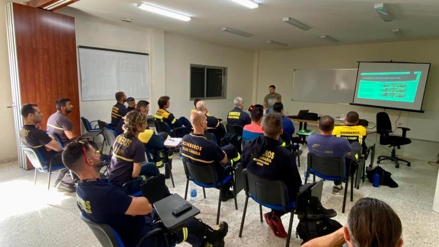 Bomberos de Gran Canaria se preparan para ponerse a prueba en el campeonato nacional de rescate en accidente de tráfico