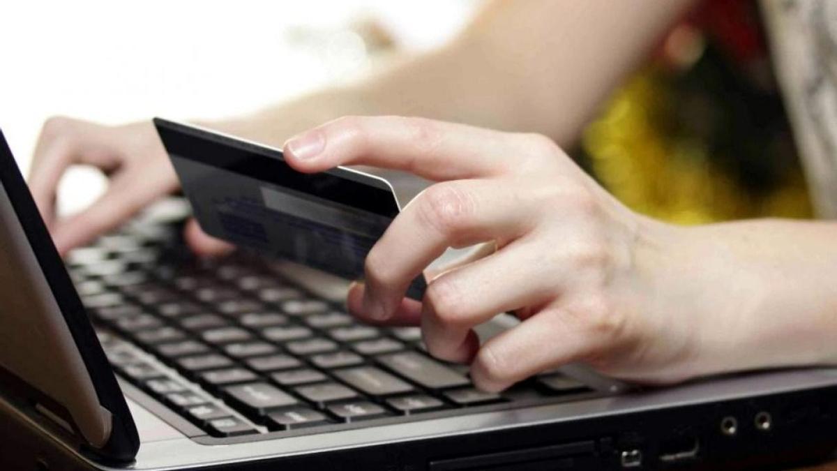 Los ciberdelincuentes ponen anuncios muy atractivos y con servicios a precios muy bajos para que sus víctimas piquen.