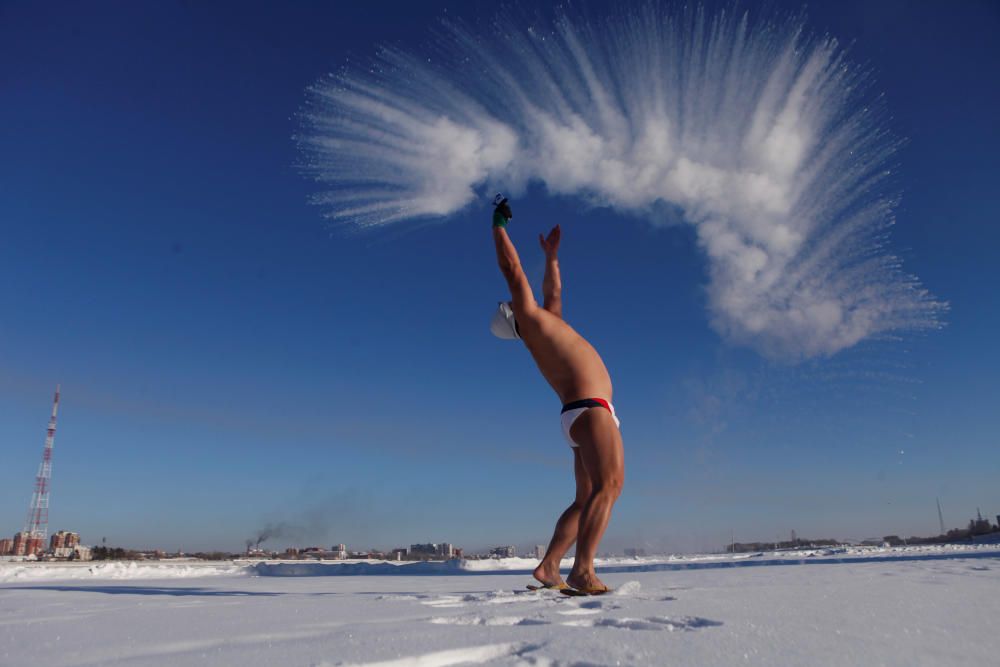 Un amante del invierno lanza agua caliente al aire frio en Heihe, China.