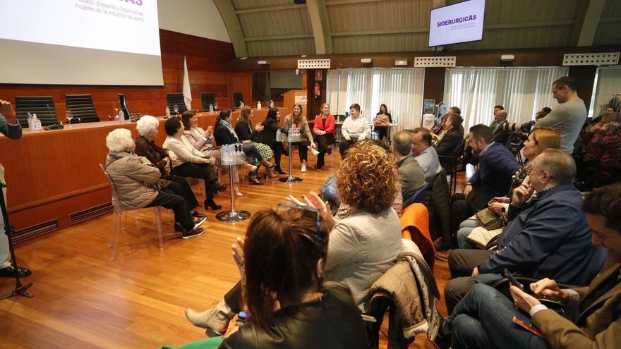 Las protagonistas: desde la izquierda, Carmen Garrido, Carmen Navarro, María Carmen Pérez, Patricia Gómez Leiva –ingeniera de ArcelorMittal y moderadora–, Ana María Fernández, Montserrat Alonso, Beatriz González, Sofía García, Alba Quintana y Silvia Díaz.