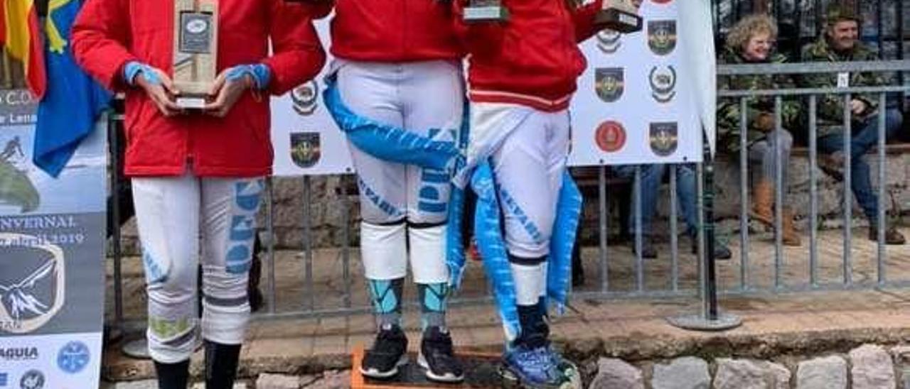 David Zapico, Noa y Alejandra Riesgo, con sus trofeos.