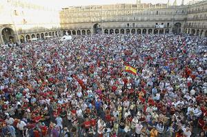 La plaça Mayor de Salamanca plena de gent per rendir homenatge al seu fill predilecte Vicente del Bosque, el seleccionador espanyol de futbol.