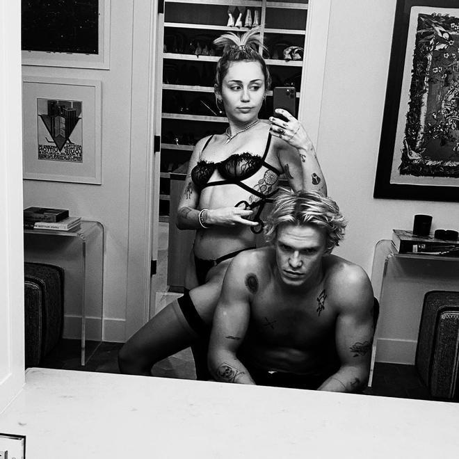 Miley Cyrus y Cody Simpson en una de sus habituales escenas de baño