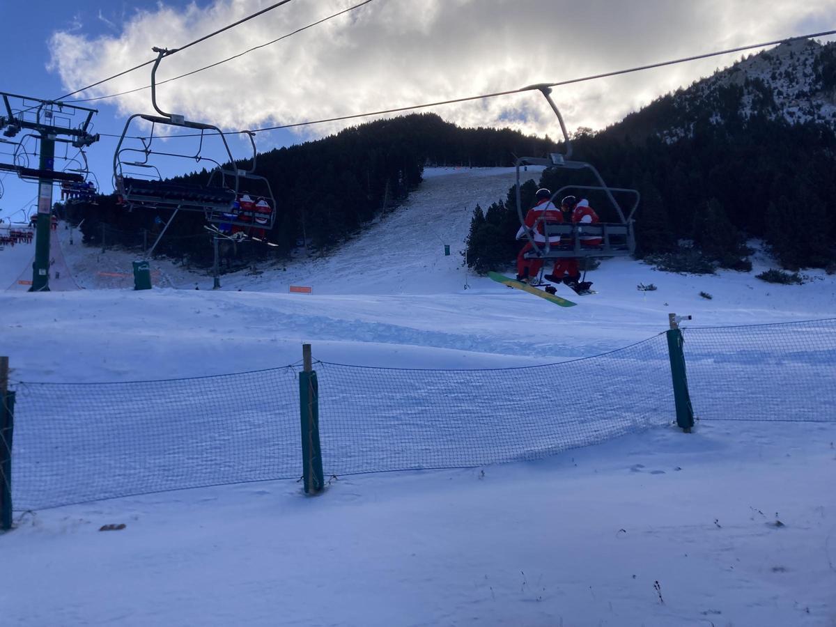 Esquiadors pujant als remuntadors de Coma Oriola