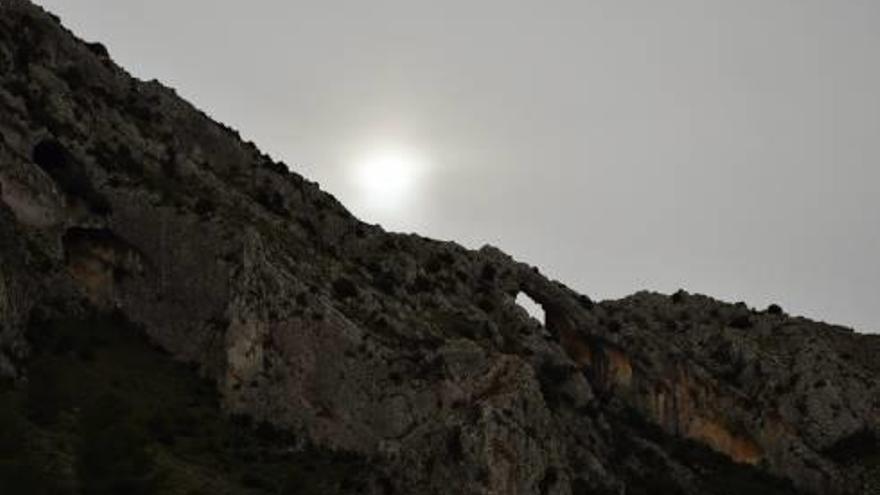 El sol per damunt de l&#039;arc de Santa Llúcia.