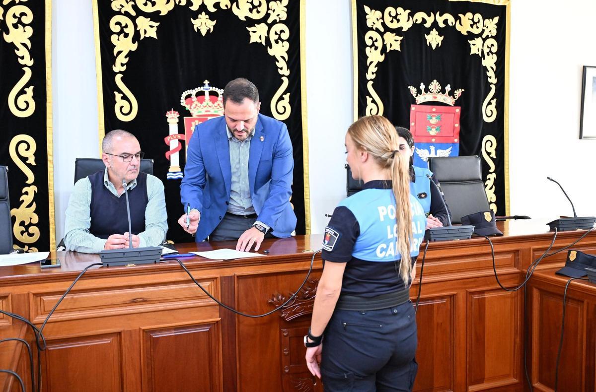 Juramento de una de las nuevas agentes de la Policía Local de Arrecife ante el alcalde, Yonathan de León, y el secretario accidental del Ayuntamiento