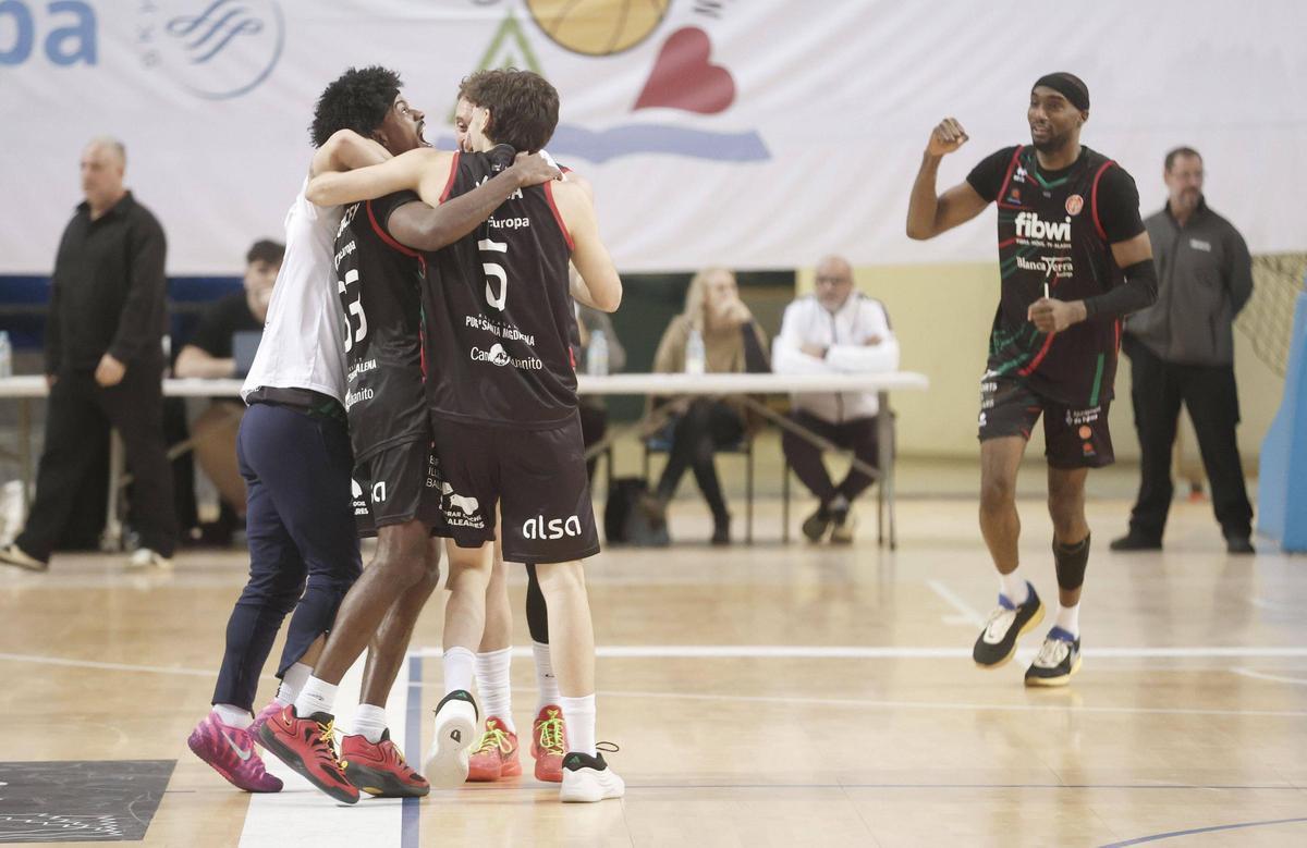 El Fibwi se lleva la victoria ante el Palmer en un derbi apasionante.