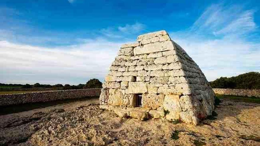 Das talaiotische Monument Naveta des Tudons ist eine der bekanntesten Sehenswürdigkeiten auf Mallorcas Nachbarinsel Menorca