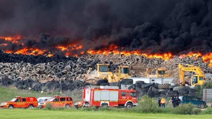 El cementerio de neumáticos de Seseña arde en un fuego provocado