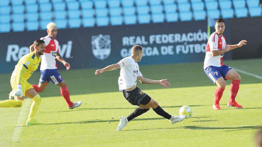 Martín Lamelas acaba golpea la pelota que iba a suponer el primer gol del Ourense CF ante el Arosa, ayer en el estadio de Balaídos.