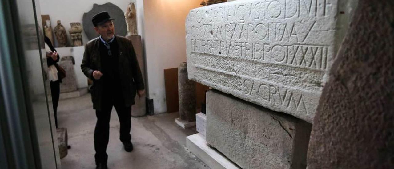 Francisco Manzanares, ante la lápida dedicada a Augusto que se conserva en el Tabularium.