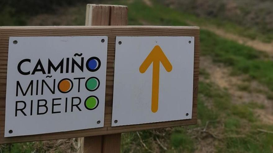 Una de las señalizaciones del Camiño Miñoto Ribeiro hacia Santiago. |