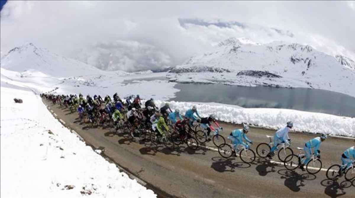 El grup del Giro transita per un paratge nevat en l’etapa del Galibier.