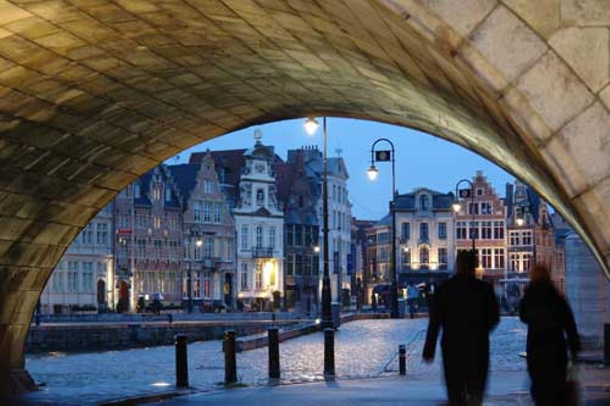 Puente de uno de los canales en Gante.