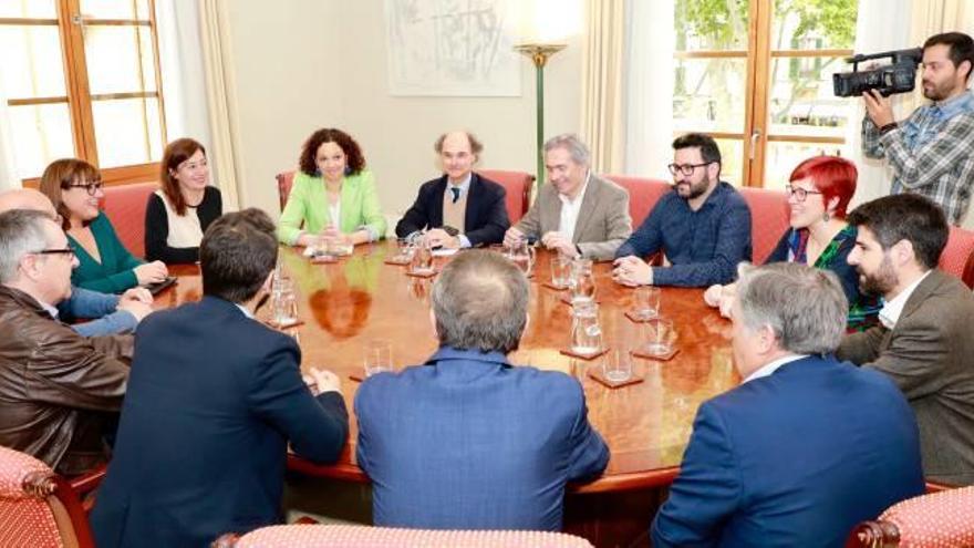 Los representantes valencianos fueron recibidos ayer por la presidenta balear, Francina Armengol, y parte de su gobierno.