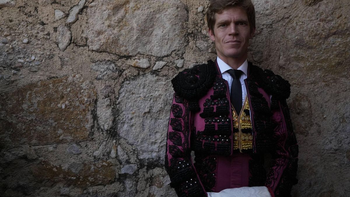 El torero Borja Jiménez, en el patio de cuadrillas antes de hacer el paseíllo en la plaza de toros en Zamora.