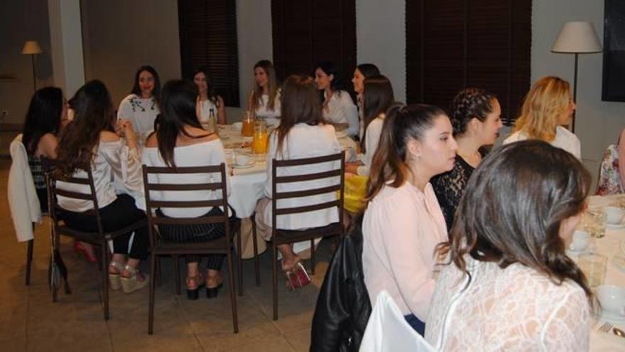 Las 24 aspirantes a Reinas y Damas mayores participaron en un desayuno en el Huerto del Cura.