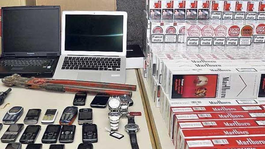 La Policía recuperó tabaco valorado en más de 165.000 euros.  // FdV