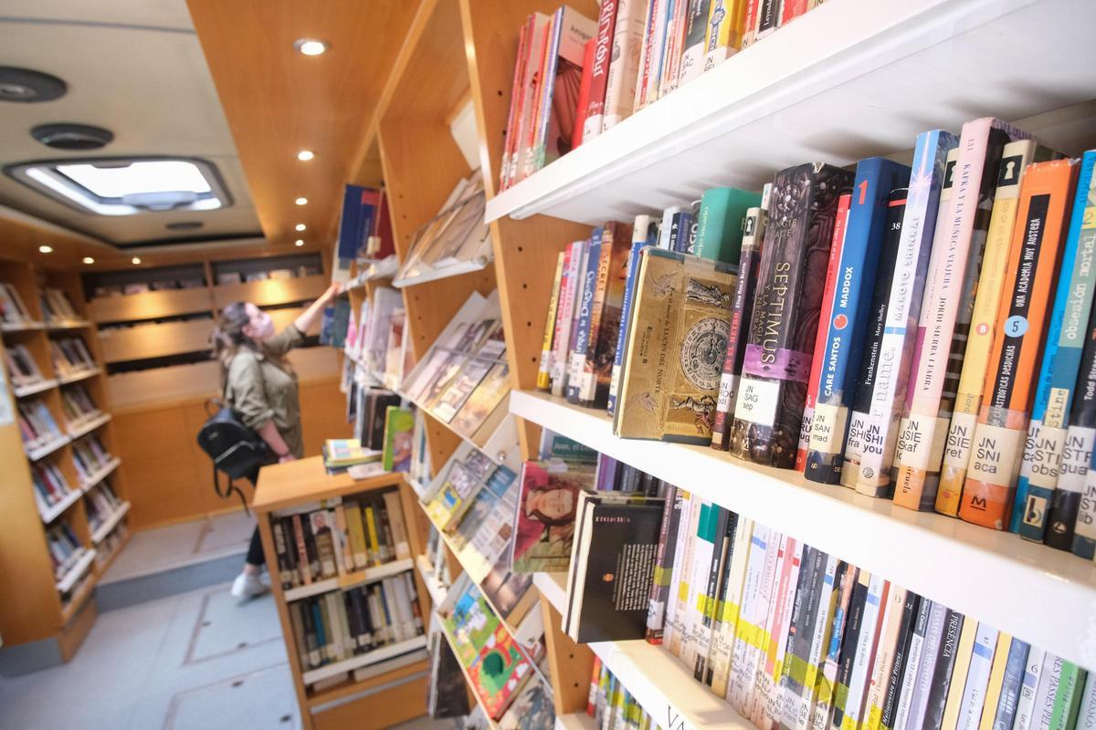 Bibliobús de Elche, uno de los servicios que presta el Ayuntamiento para acercar la lectura por pedanías y barrios