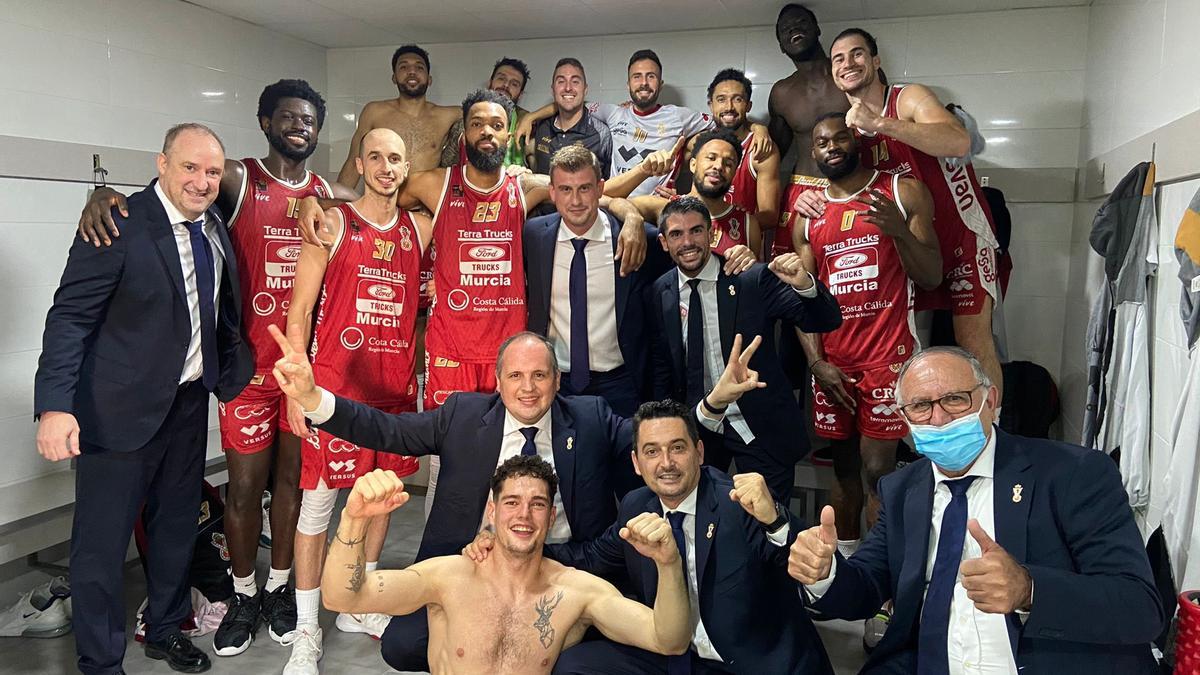 Los jugadores del Real Murcia Baloncesto celebran el triunfo