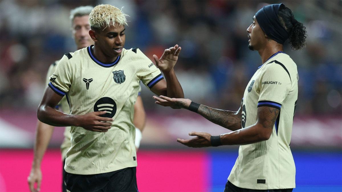 Lamine Yamal celebra su gol junto a Raphinha