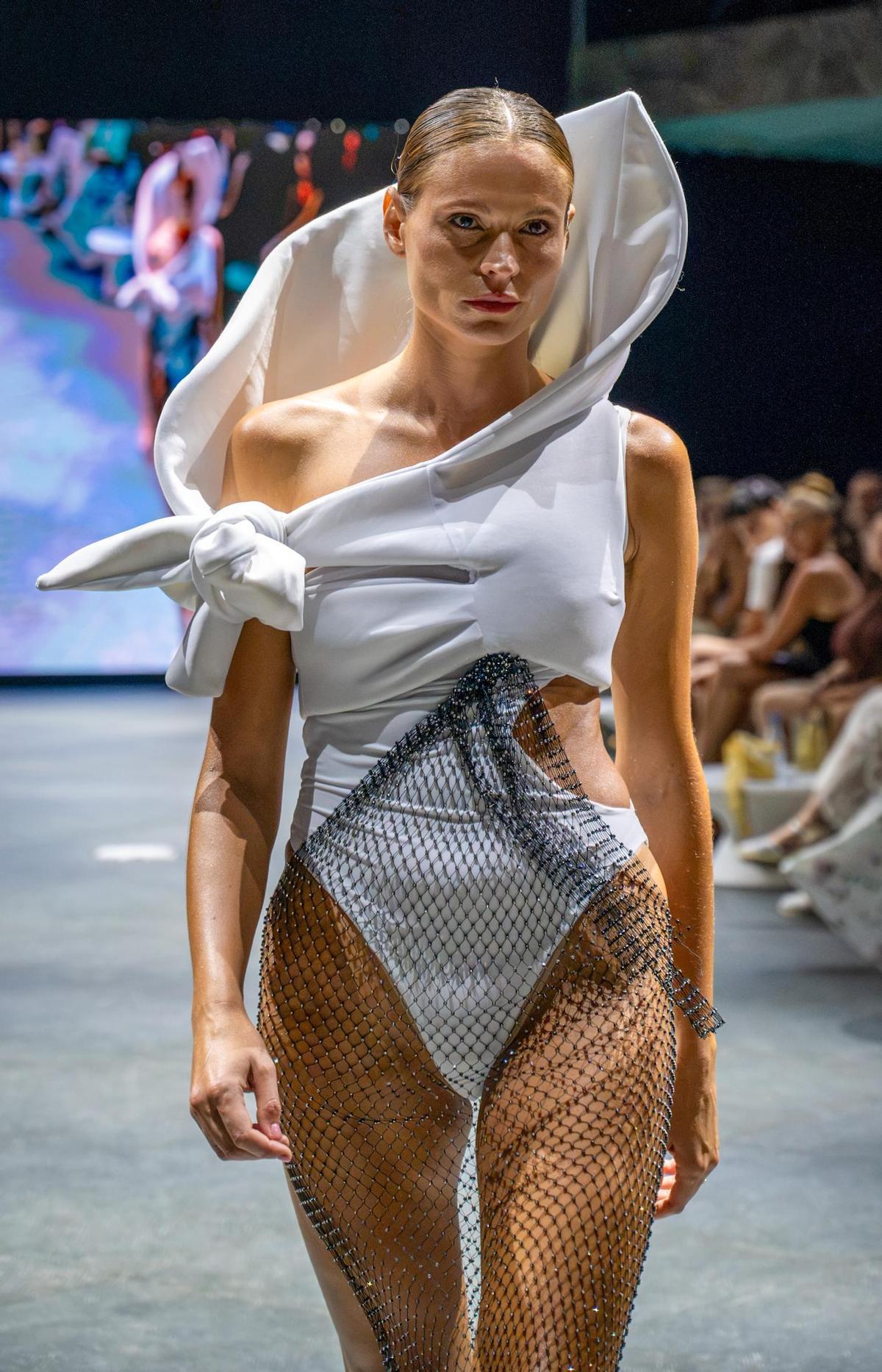 Preshow de Yvan Andreu en Mediterranean Fashion Beach 2026, una propuesta de vanguardia que fusiona ecodiseño, experimentación textil y libertad creativa.