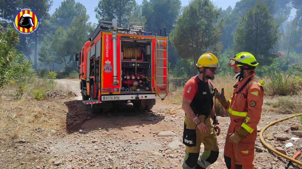 Bomberos trabajan para extinguir el incendio declarado en Estivella