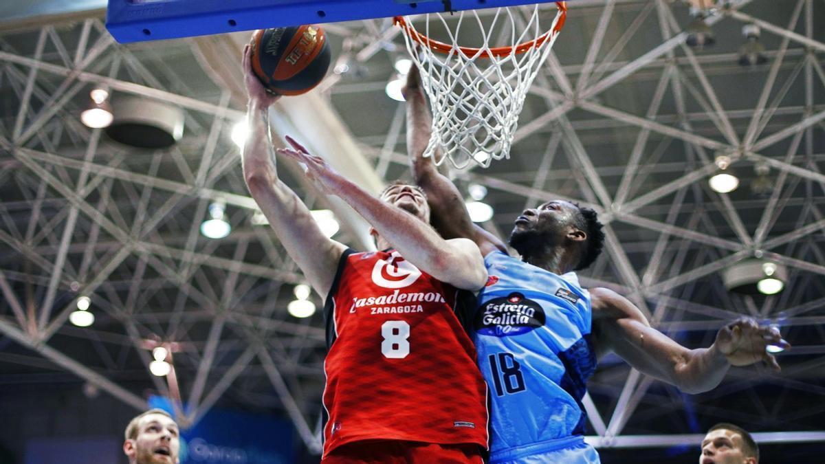 Radoncic intenta anotar ante la defensa de Sakho