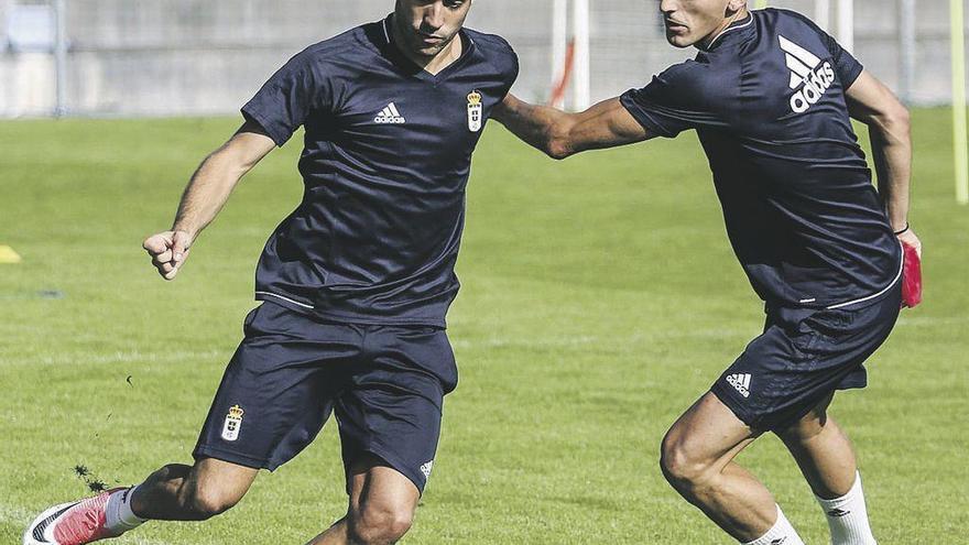 Johannesson encara a Prendes en el entrenamiento de ayer.