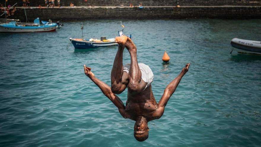 El muelle de Puerto de la Cruz: epicentro de la vida social y refugio local frente al turismo