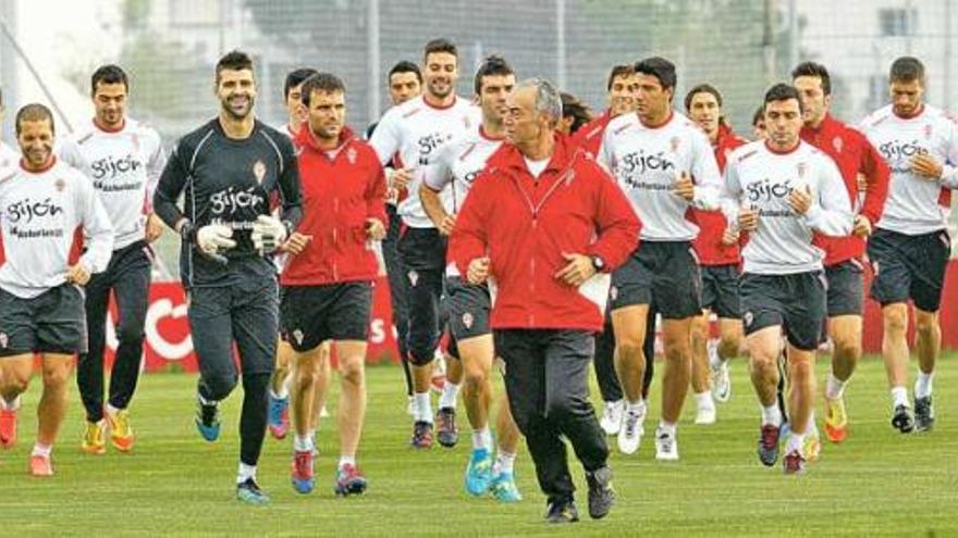 Los jugadores del Sporting corren junto a Gerardo Ruiz en un entrenamiento. | j. j.
