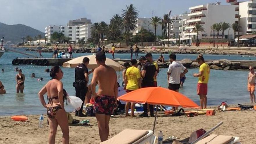 Hospitalizada una bañista tras desmayarse en una playa de Ibiza