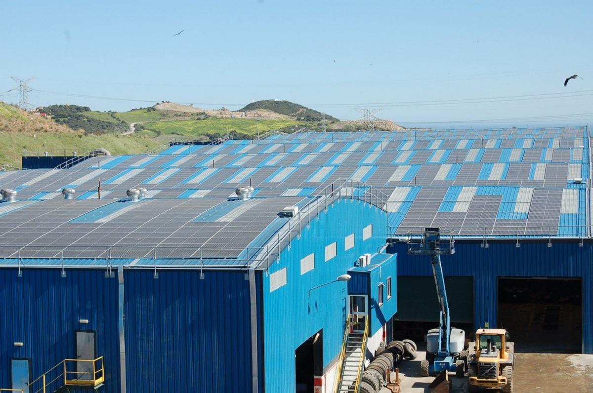 Placas fotovoltaicas en la cubierta del Complejo Ambiental Casares.