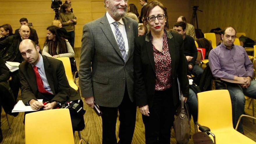 El presidente de la Federación de Concejos, Ignacio García Palacios, y Belén Fernández, ayer, antes de la reunión del Principado con los dieciséis municipios concernidos por las alzas de la contaminación.