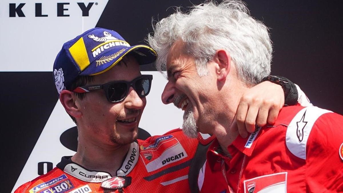 Jorge Lorenzo se abraza al ingeniero Gigi Dall'Igna, que es quien lo llevó a Ducati.