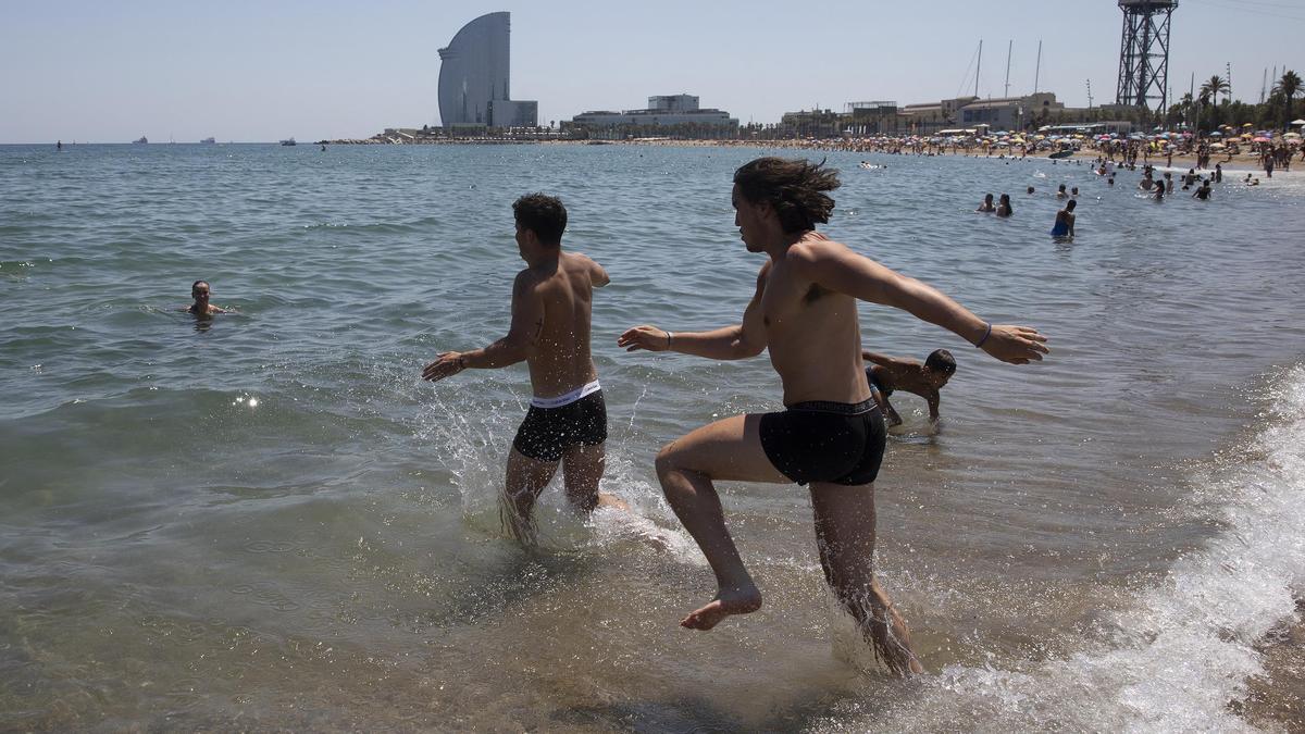 Unos bañistas en la playa de Sant Sebastià de la Barceloneta,hoy