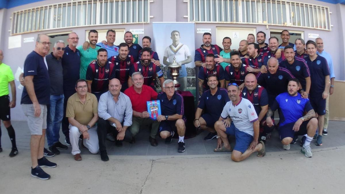 Jugadores veteranos del Levante junto a la copa que ganó Avelino como entrenador.