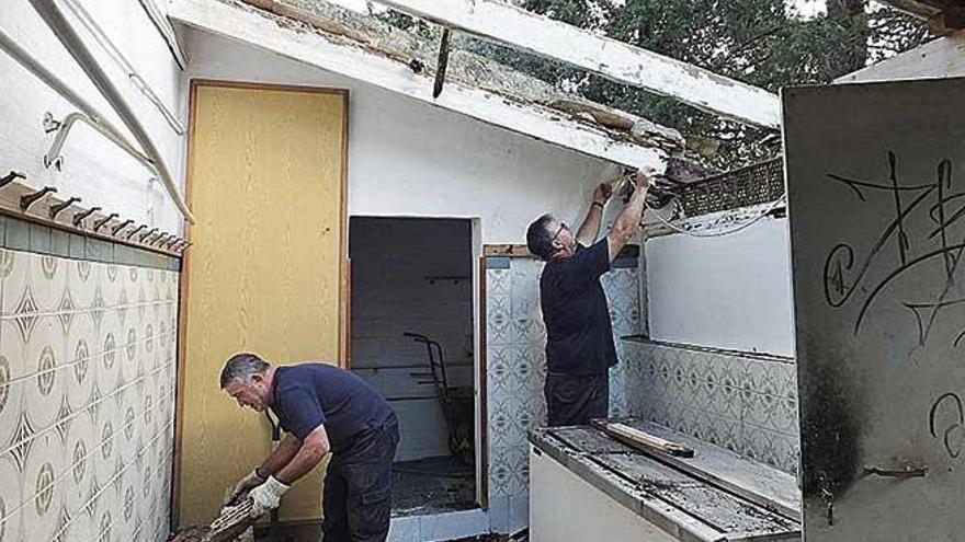 La brigada ha iniciado los trabajos en los vestuarios.