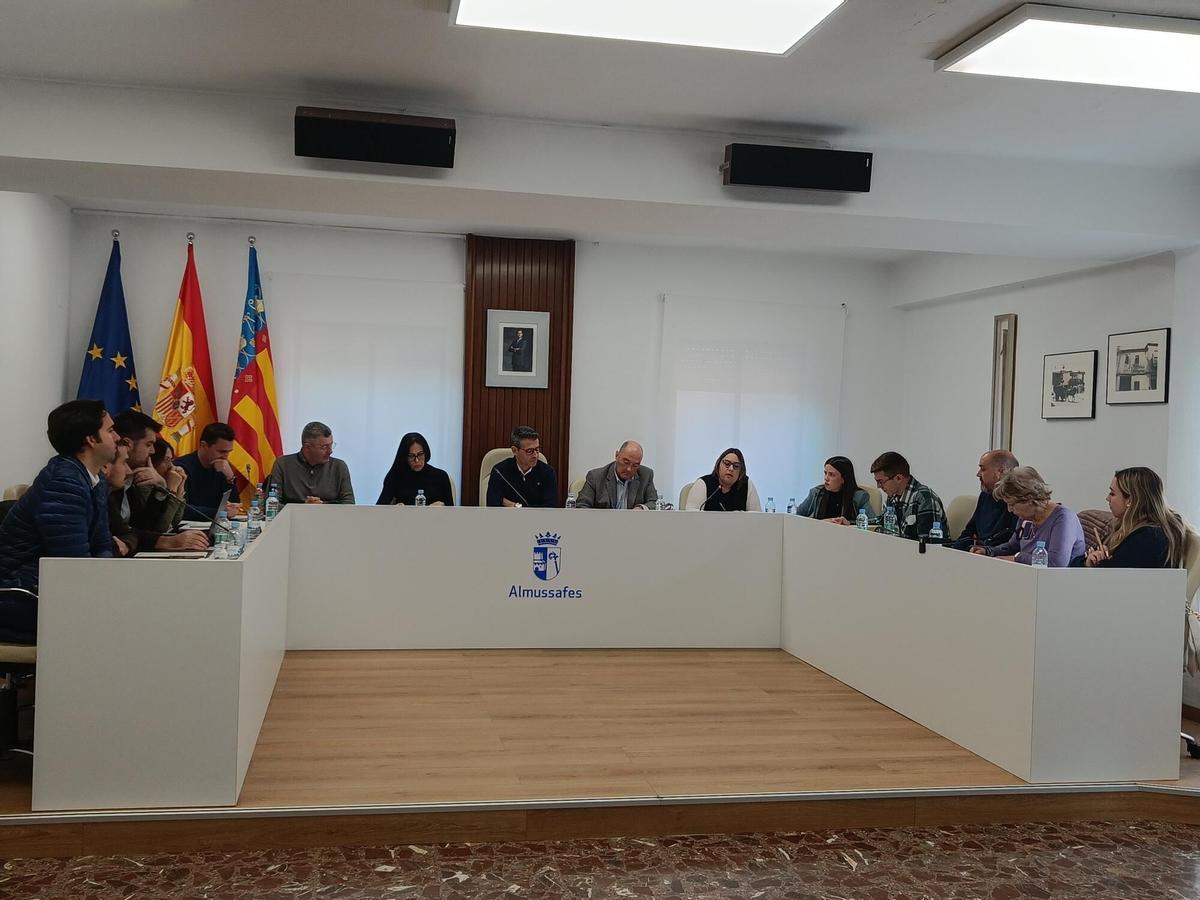 El gobierno municipal de Almussafes, reunido en pleno en una imagen de archivo.