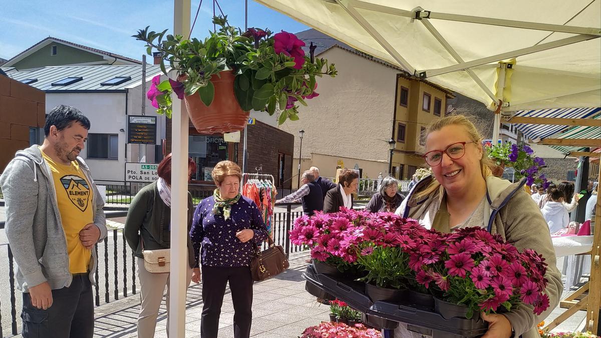 Teverga celebra el Mercado de las Flores por el Día de la Madre - La Nueva  España